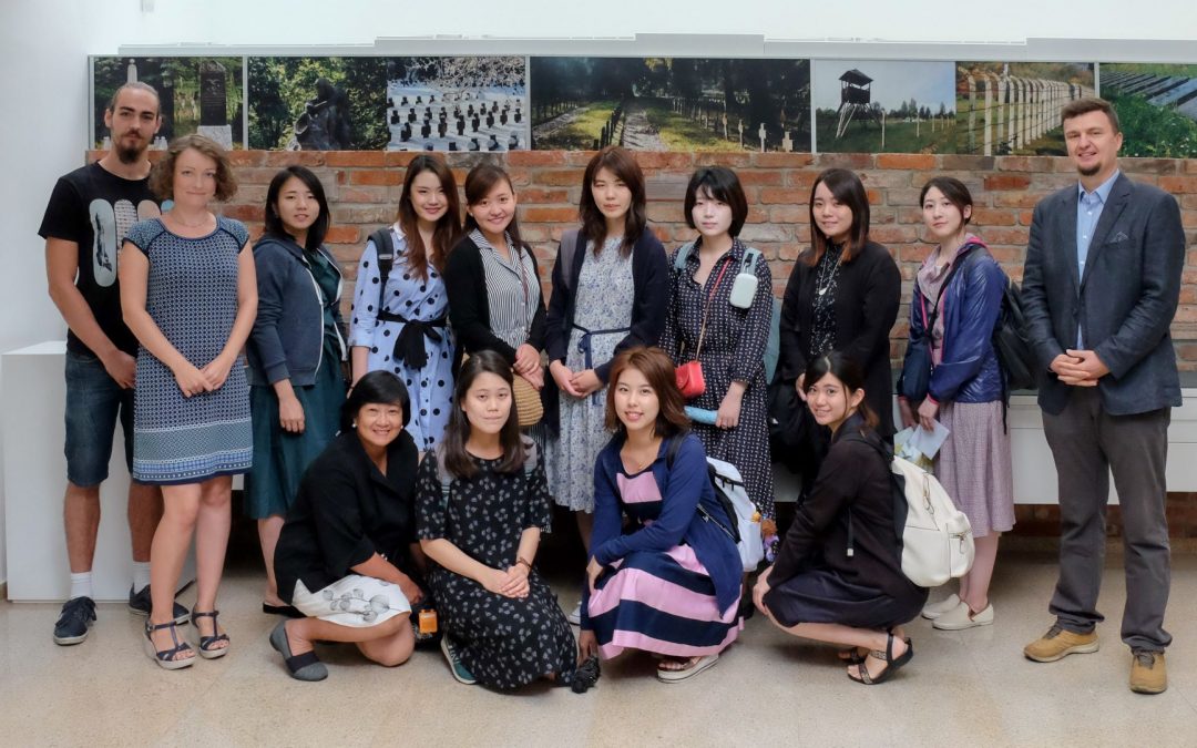 Students from Japan in workshops on gendered history of wars